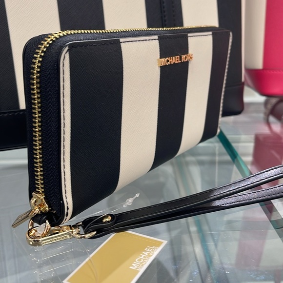 MICHAEL KORS JST 
Leather Continental Wristlet Phone Case Wallet
Black Multi
NWT - Picture 15 of 16